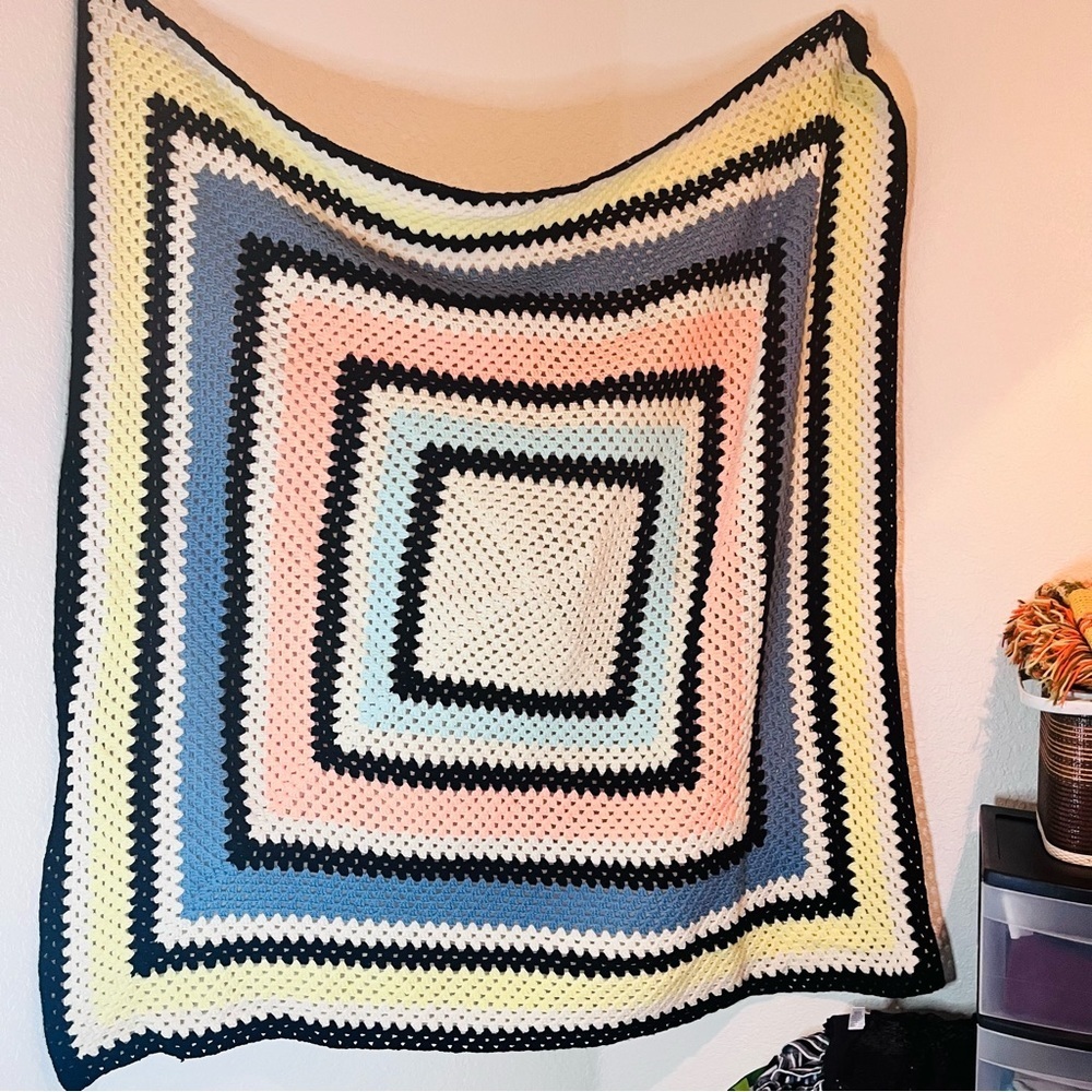VTG 70’s AFGHAN CROCHET FRINGE THROW BLANKET HANDMADE PASTEL BLUE PINK YELLOW - Picture 5 of 9